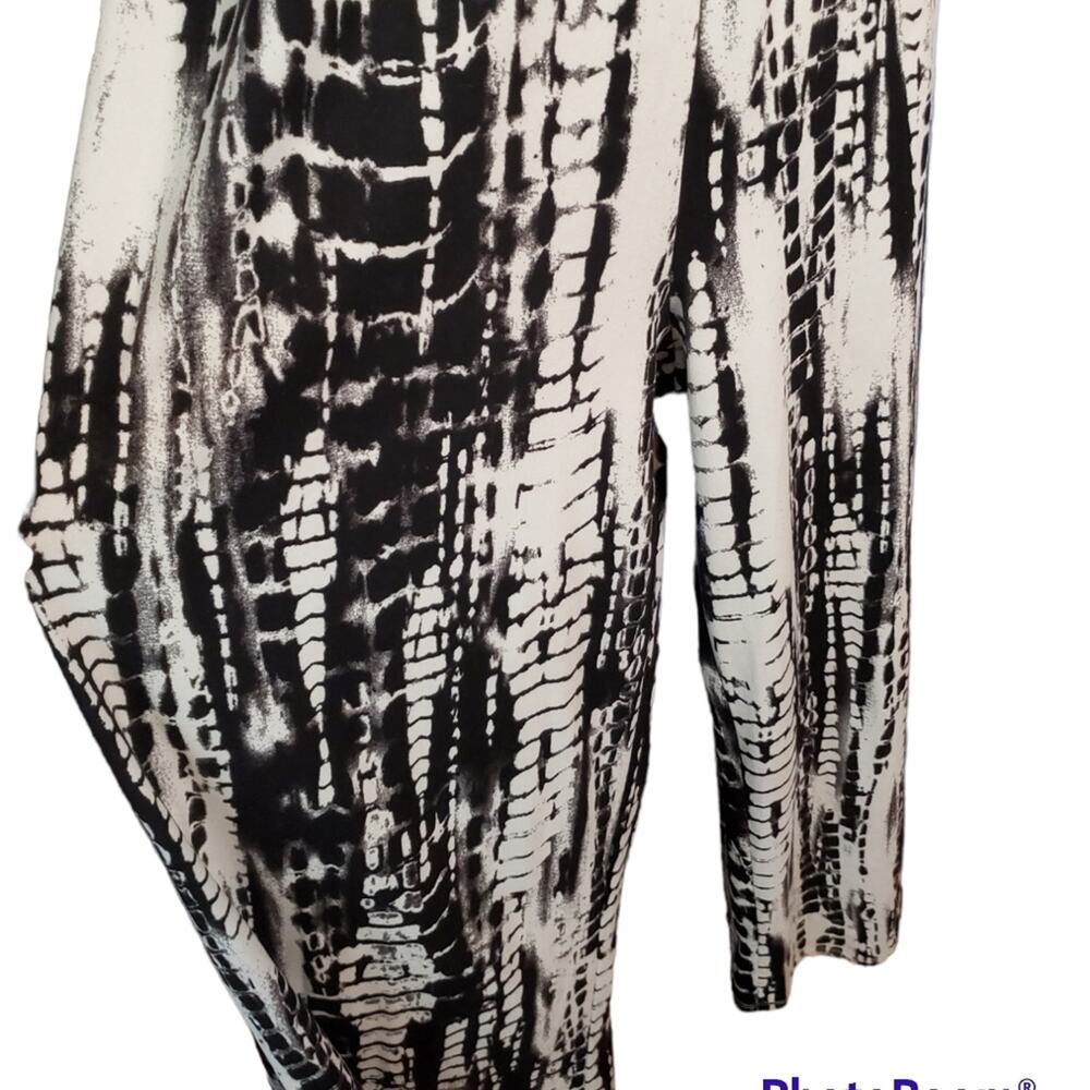 Elegant Monochrome Jumpsuit - Picture 6 of 12
